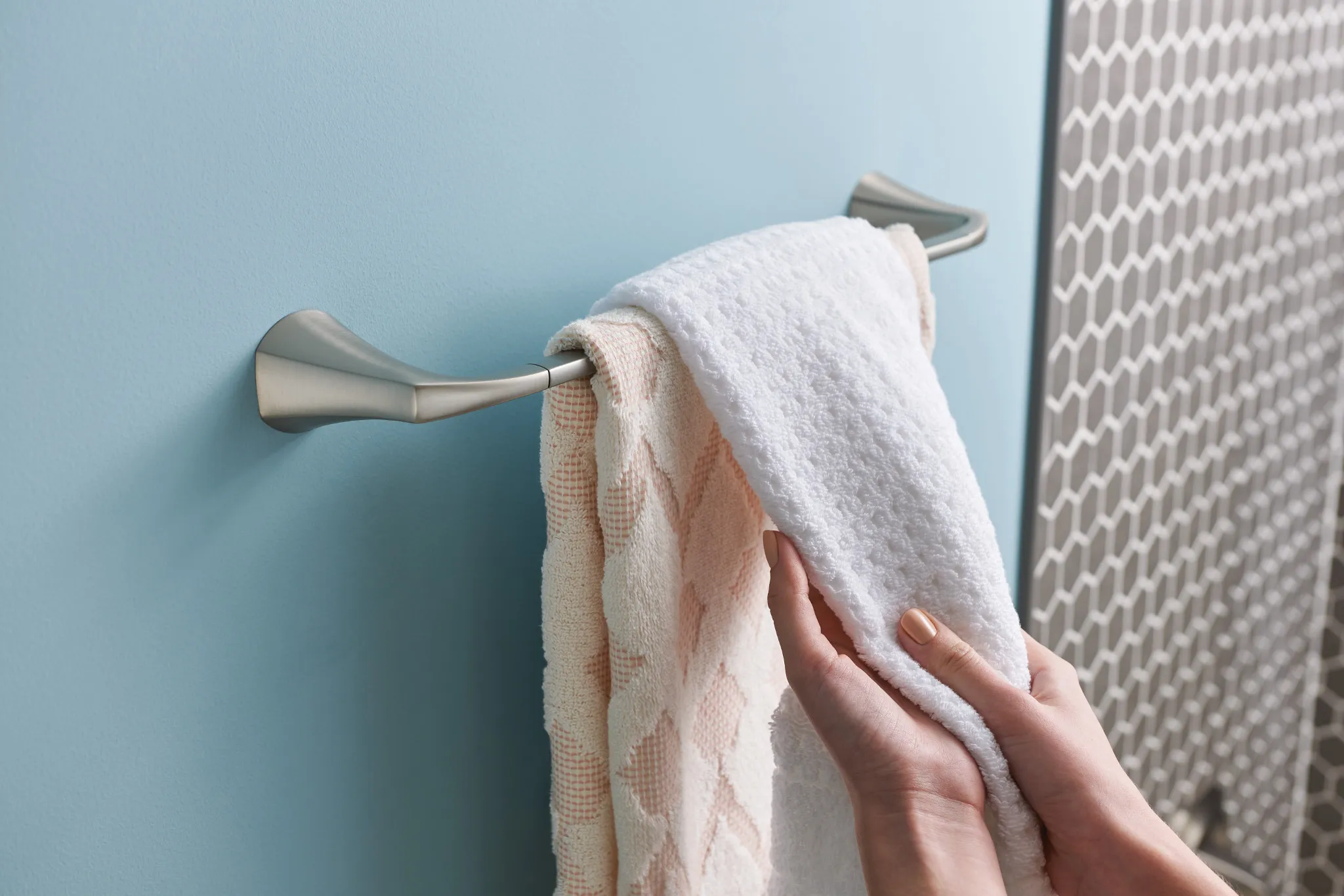 Lindor 24" Towel Bar
