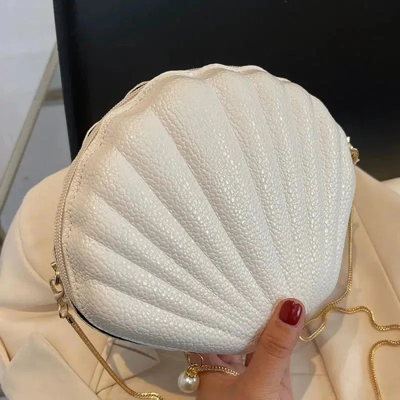 Vvsha Chain Strap Shell-Shaped Shoulder Bag