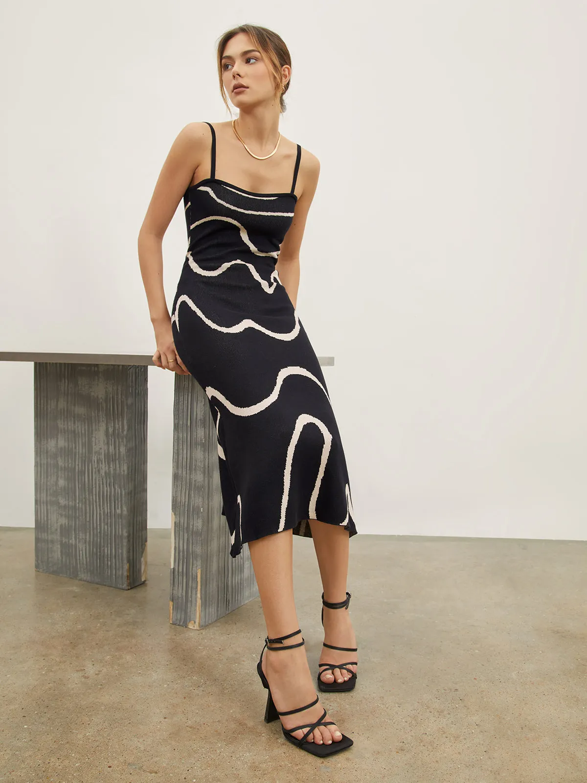 Wavy Print Graceful Strap Midi Dress